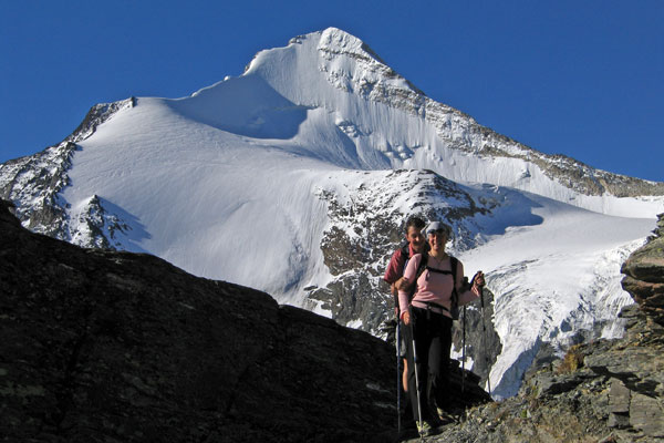 Jakob und Anja mit Brunegghorn (3833m)
