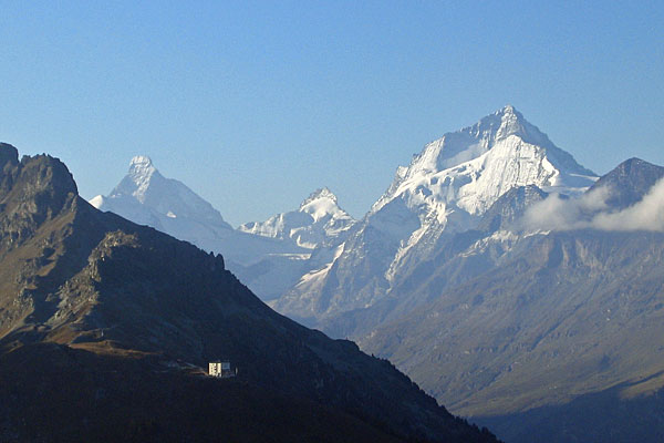 Matterhorn (4477m), Pointe de Zinal (3789m) und Dent Blanche (4357m)