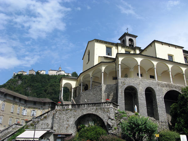 01.09.2008 - Die Kirche von Varallo, im Hintergrund der Sacro Monte